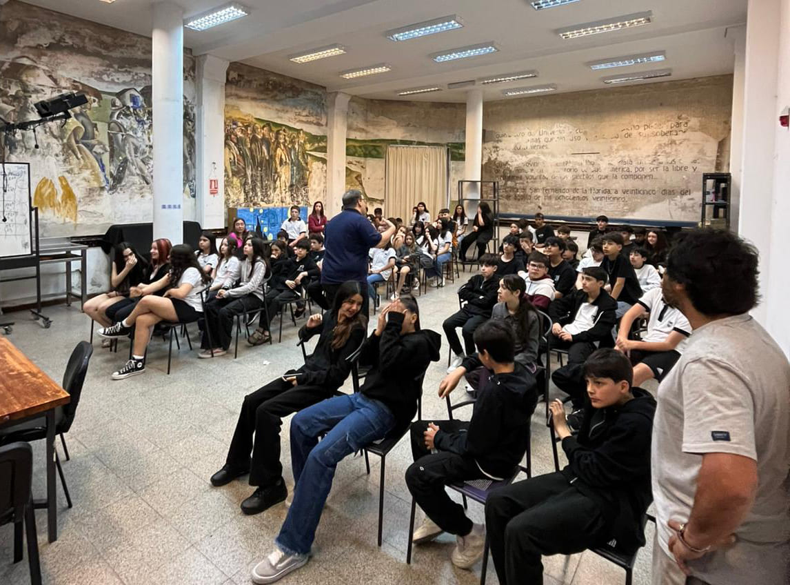 Matías Curuchet dando conferencia en liceo